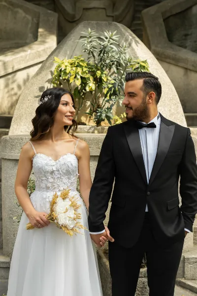 Shooting Photo à Istanbul — Melike & Can Istanbul Wedding Photography — Sunlit Cobblestone Street Wedding Photography