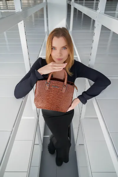 Modern Mimari Köprüde Moda ve Deri Kol Çantası Çekimi (#10856)