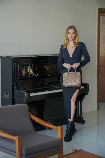 Klasik Piyano Konseptli İç Mekan Moda ve Kroko Çanta Çekimi (#10832)